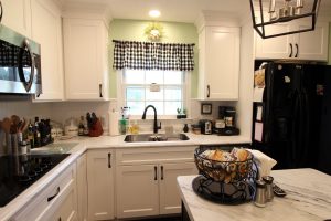 The touch of green paint brings in a little taste of Italy to this white kitchen